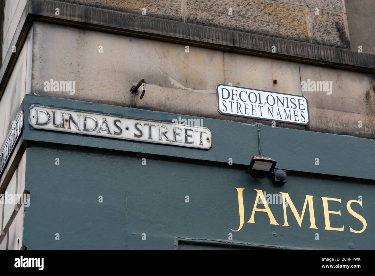 Un grupo activista ha adjuntado señales alternativas en las calles con vínculos con el comercio de esclavos ScotlandÕs en Dundas Street, Edimburgo Escocia Foto de stock