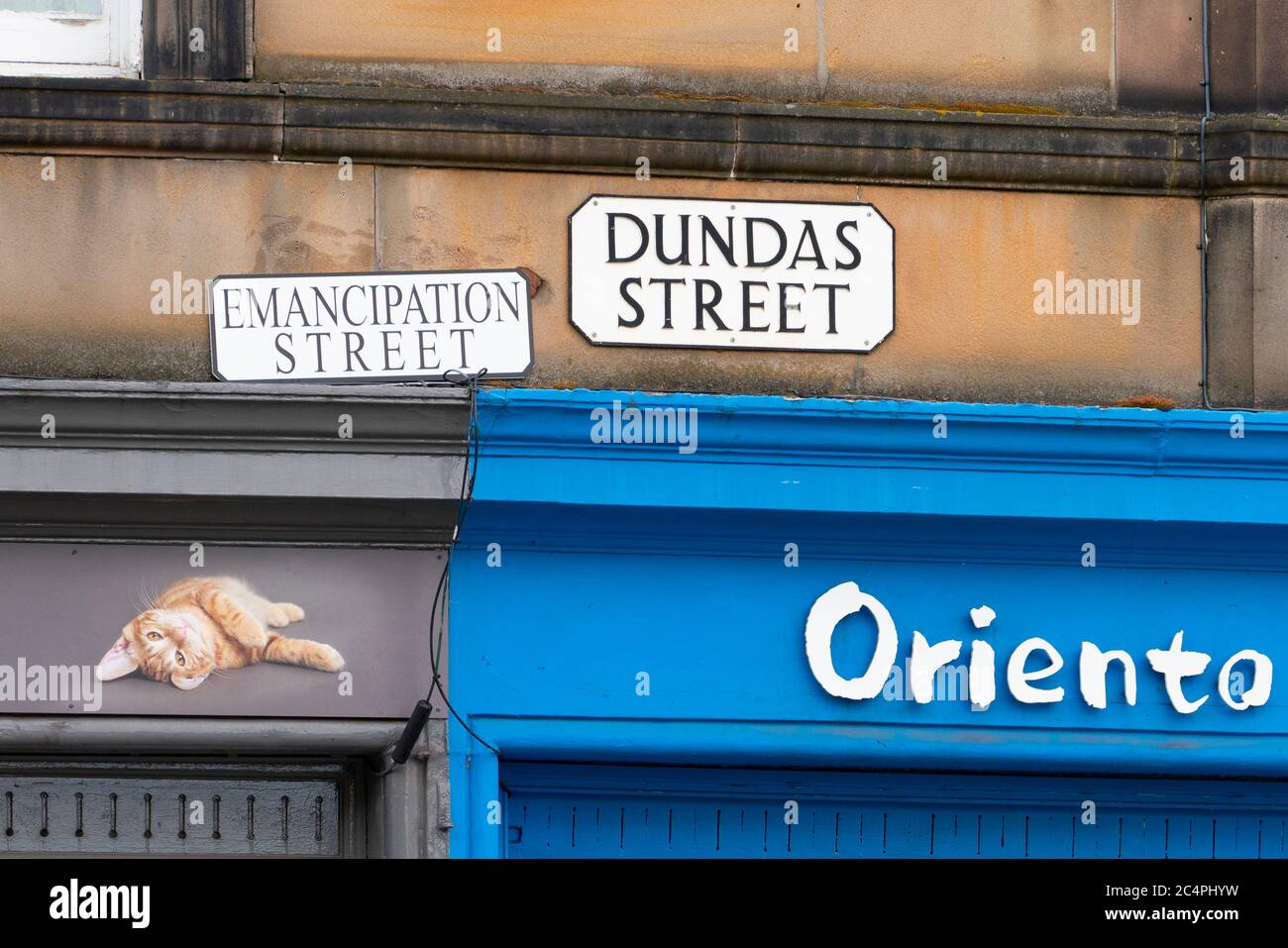 Un grupo activista ha adjuntado señales alternativas en las calles con vínculos con el comercio de esclavos ScotlandÕs en Dundas Street, Edimburgo Escocia Foto de stock