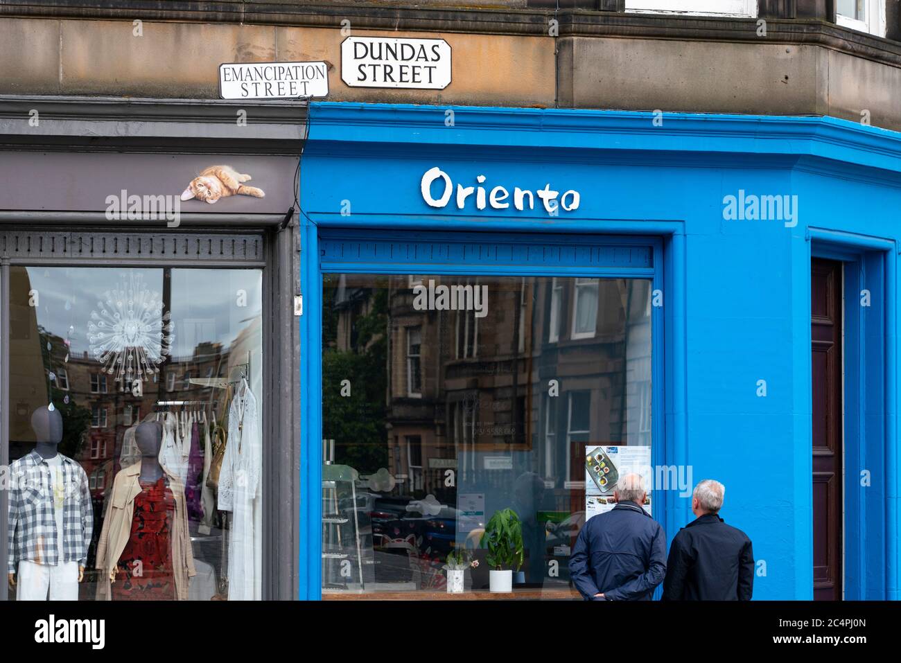 Un grupo activista ha adjuntado señales alternativas en las calles con vínculos con el comercio de esclavos ScotlandÕs en Dundas Street, Edimburgo Escocia Foto de stock