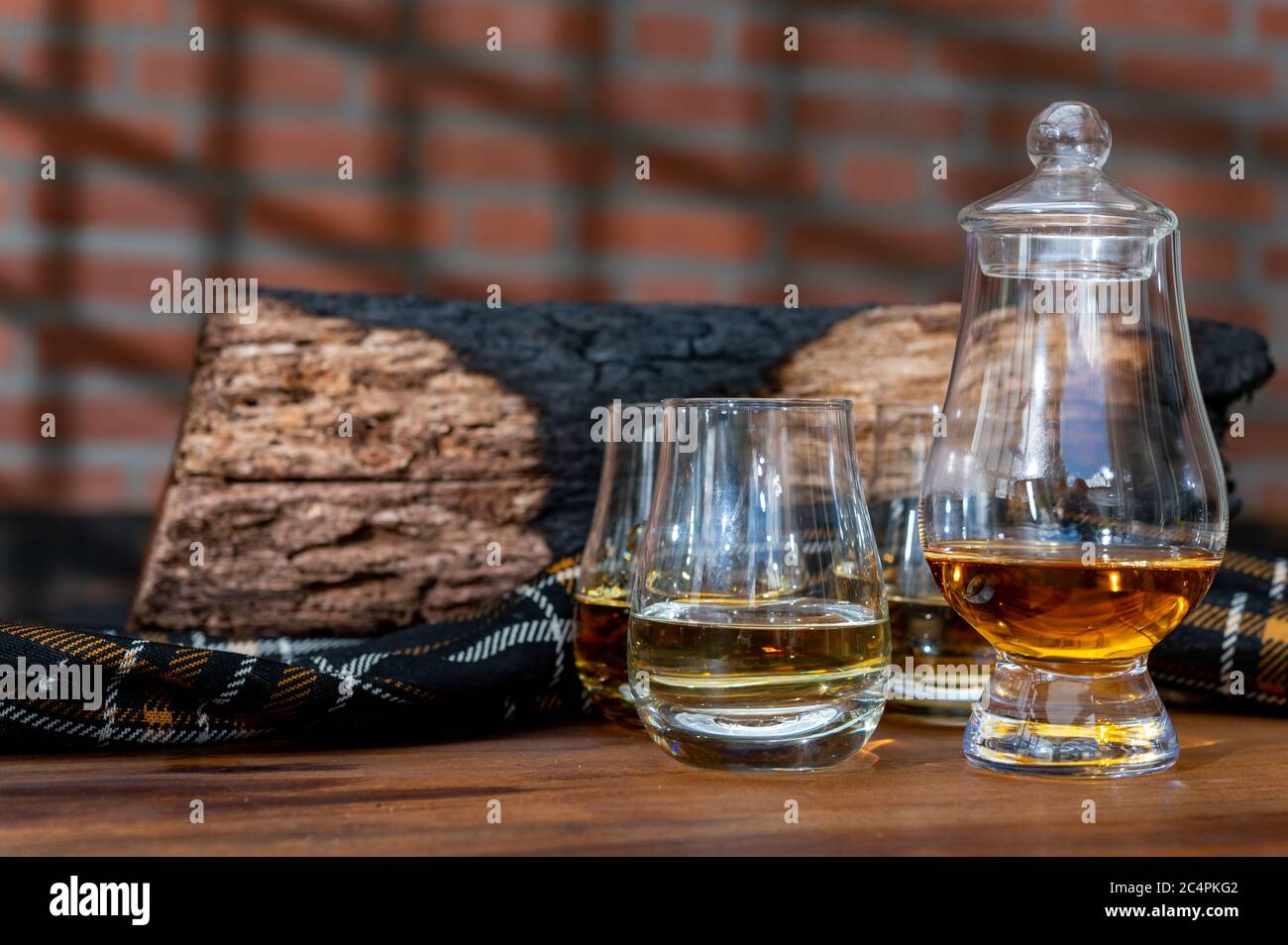 Degustación de whisky escocés en casa antigua tradicional con sombra de ventanas británicas de madera Foto de stock