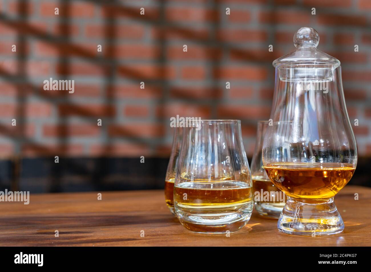 Degustación de whisky escocés en casa antigua tradicional con sombra de ventanas británicas de madera Foto de stock