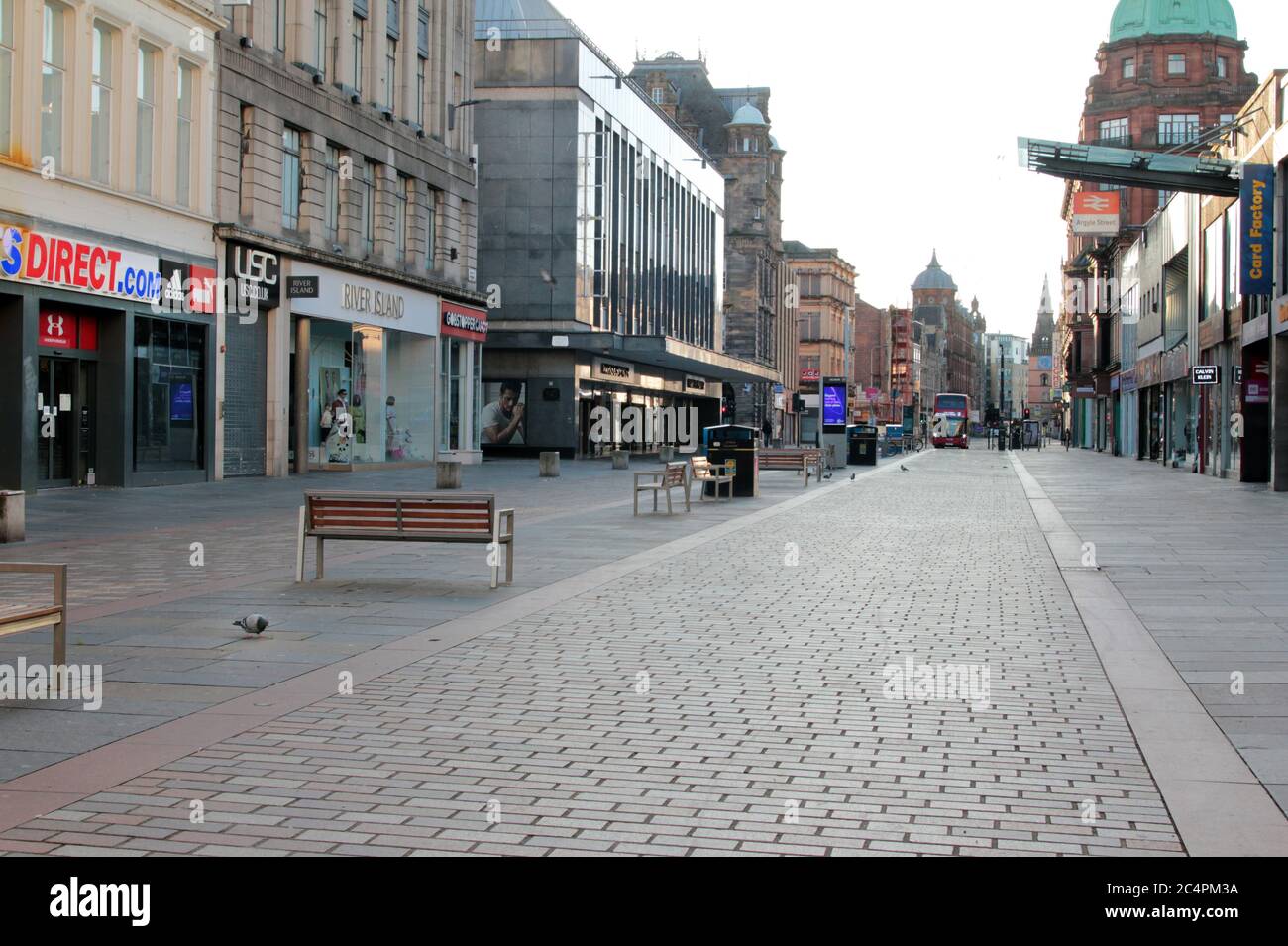 La calle comercial más concurrida de Glasgow, Argyle Street, nunca está tan vacía, pero, debido a la pandemia del coronavirus, que ha estado en el Reino Unido y ha causado un bloqueo y estancia en casa, la calle está vacía y desierta el 2020 de mayo. ALAN WYLIE/ALAMY© Foto de stock