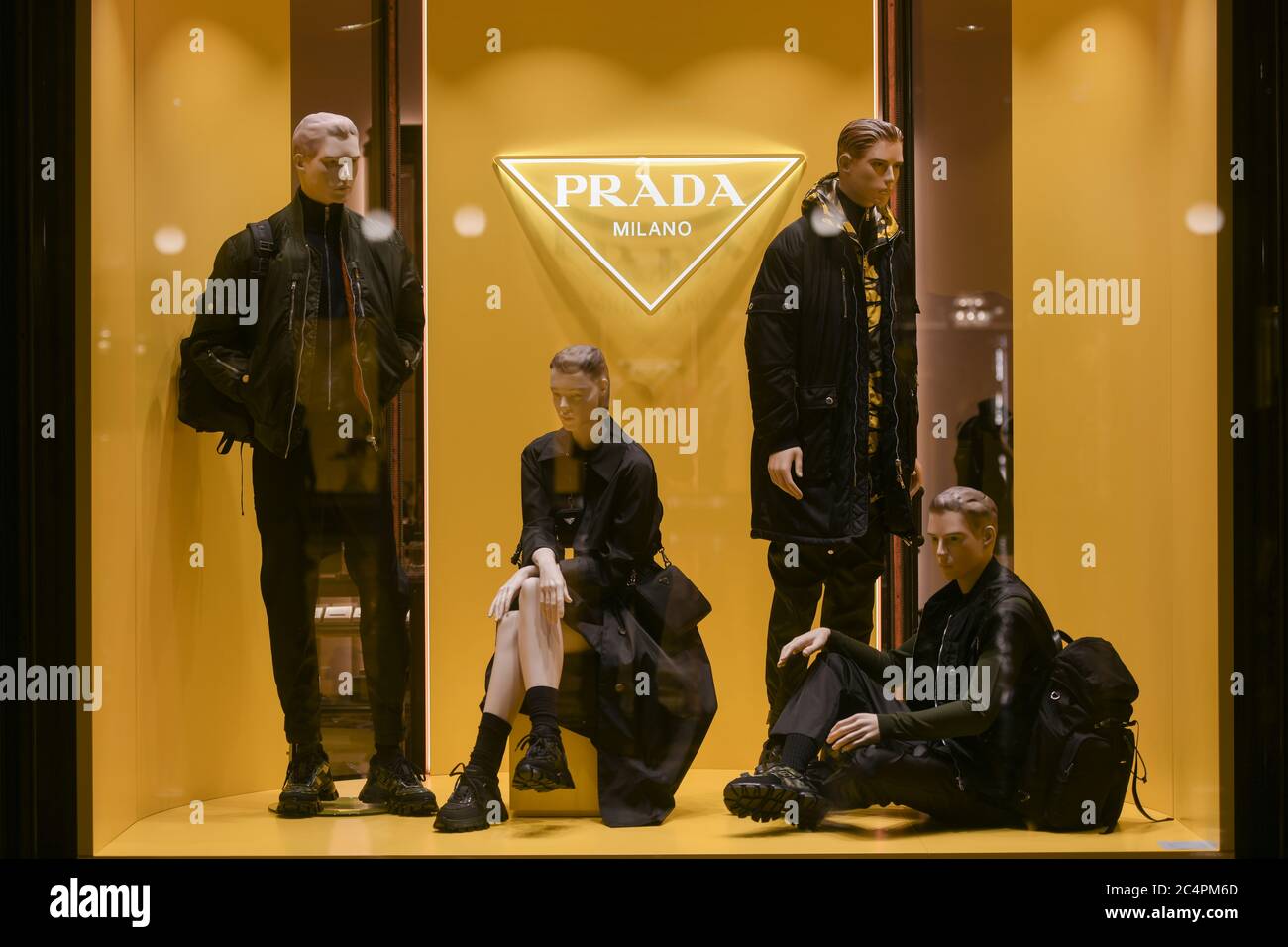 Milán, Italia - 13 de enero de 2020: Prada negro hombres y mujeres  escaparate de trajes Fotografía de stock - Alamy