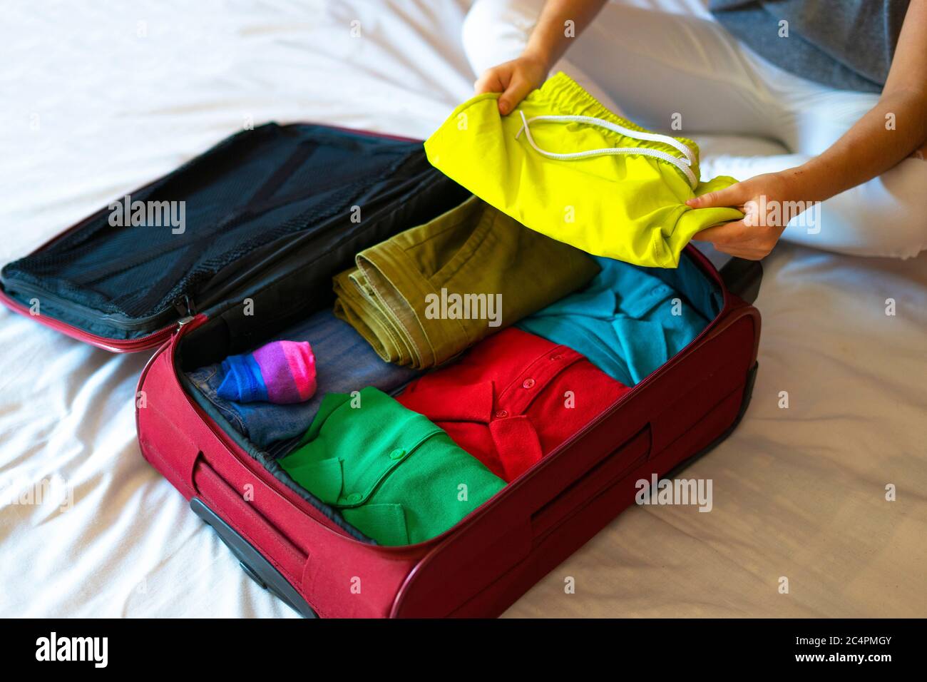 Poner Ropa En La Maleta Fotos e Imágenes de stock - Alamy