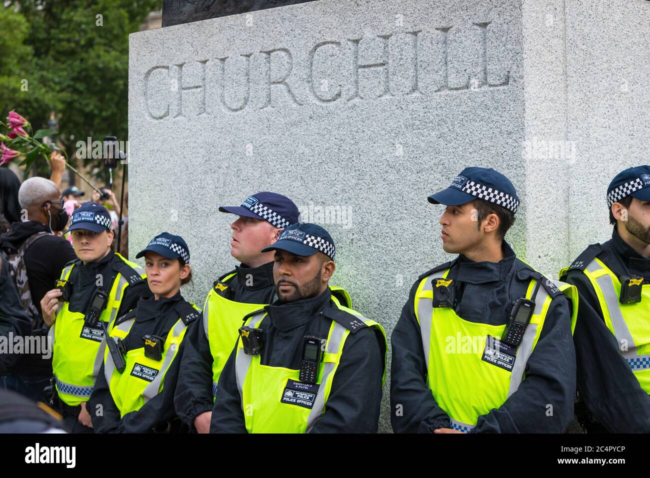 La policía que protege la estatua de Churchill en una protesta de la materia de vidas negras en Londres Foto de stock