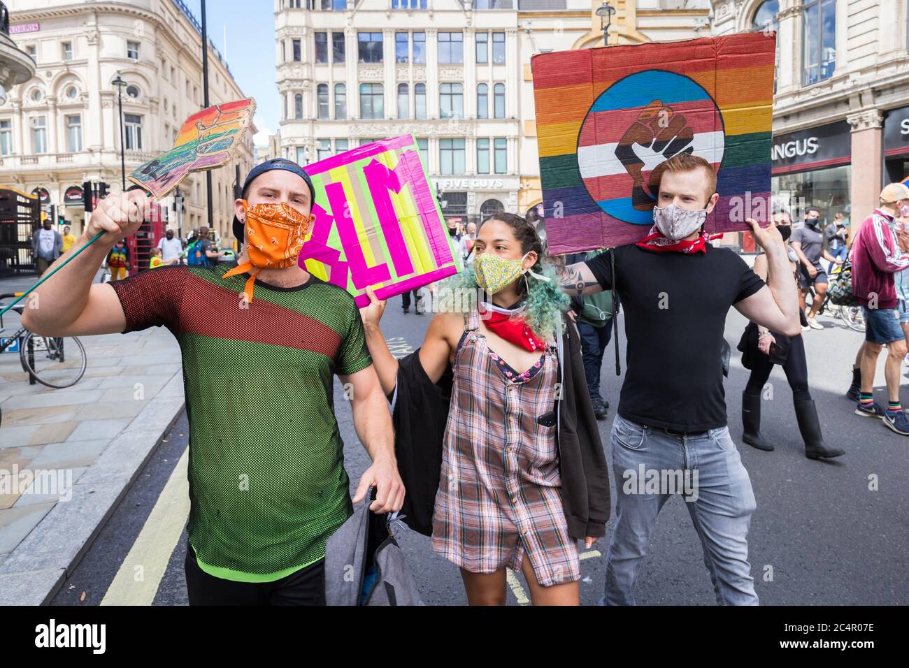 Los manifestantes que celebran el 50 aniversario del frente de Liberación Gay sostienen que las vidas negras importan carteles Foto de stock