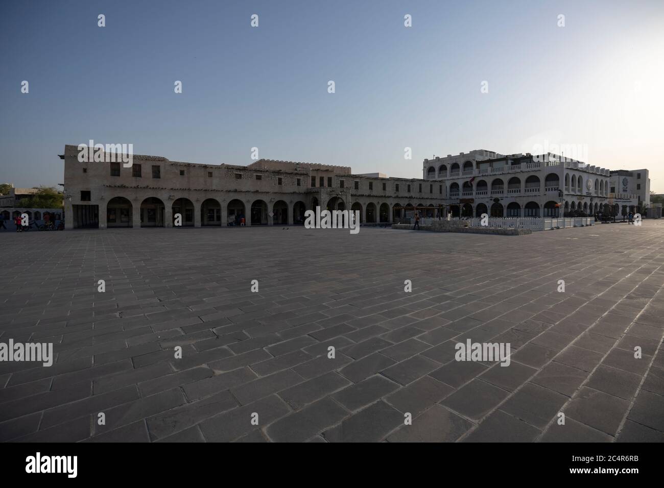 Souq Waqif todavía vacío a raíz de las autoridades que implementan la segunda fase de la reducción de las restricciones destinadas a prevenir la propagación del coronavirus, con sólo pocas personas caminando por las calles del Souq. La segunda fase de apertura verá restaurantes, museos, galerías de arte, playas que se abren a visitantes con restricciones y capacidad limitada, ya que los casos de COVID-19 en el país siguen descendo con la economía local aún sufriendo los efectos de la pandemia Foto de stock