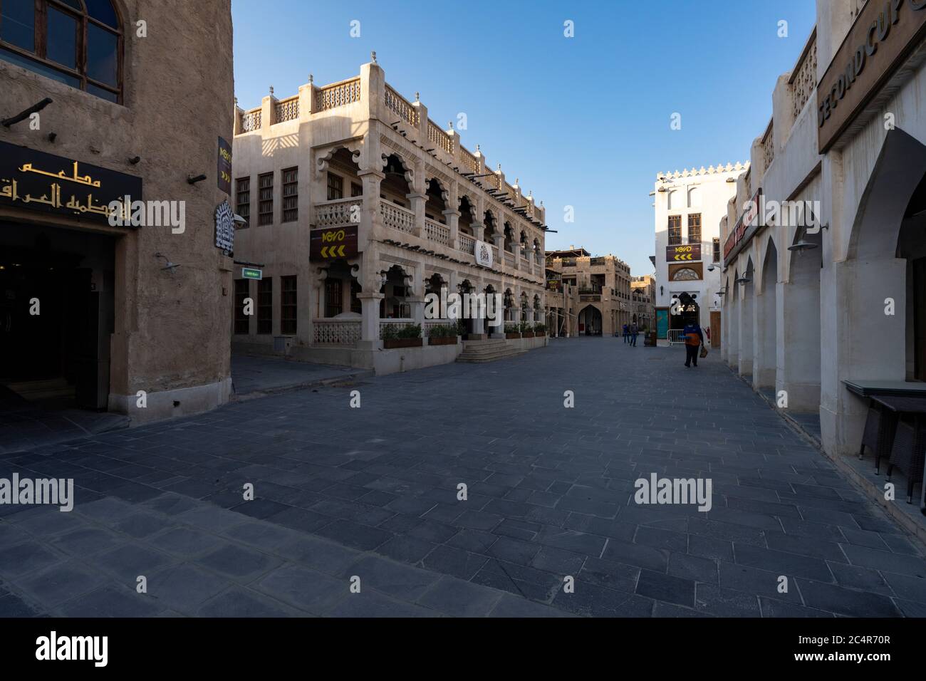 Souq Waqif todavía vacío a raíz de las autoridades que implementan la segunda fase de la reducción de las restricciones destinadas a prevenir la propagación del coronavirus, con sólo pocas personas caminando por las calles del Souq. La segunda fase de apertura verá restaurantes, museos, galerías de arte, playas que se abren a visitantes con restricciones y capacidad limitada, ya que los casos de COVID-19 en el país siguen descendo con la economía local aún sufriendo los efectos de la pandemia Foto de stock