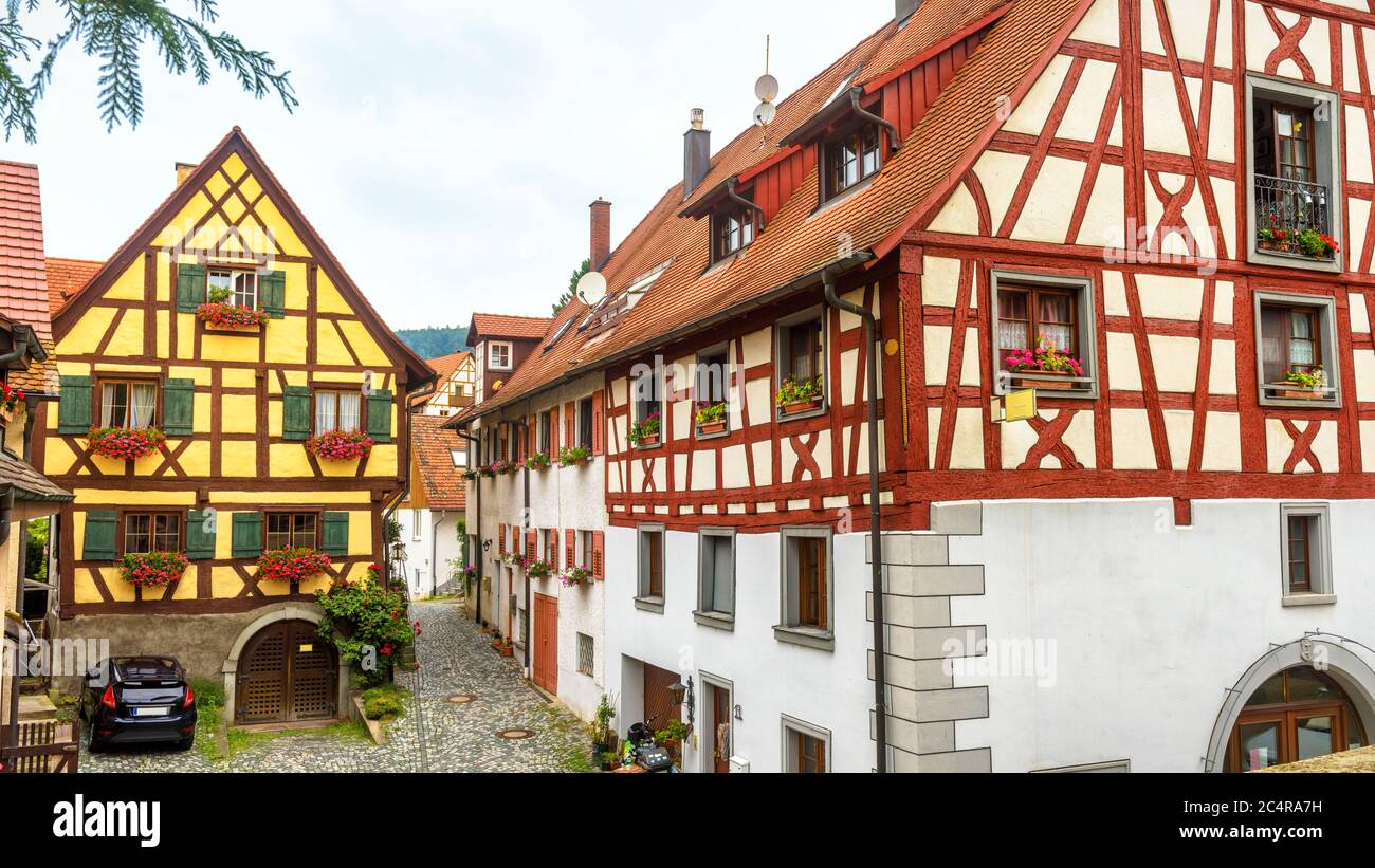 Casas de madera antiguas y bonitas en el sur de Alemania. Hermosas casas  típicas en el pueblo alemán. Vista panorámica de la calle estrecha de época  en verano. Tradicional Fotografía de stock -