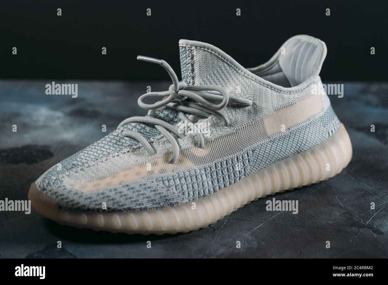 equilibrio orden impaciente Moscú, Rusia - Junio 2020 : Adidas Yeezy Boost 350 V2 Cloud White - famosa  Colección limitada de moda Sneakers por Kanye West y Adidas Collaboration,  zapatos deportivos de moda Fotografía de stock - Alamy