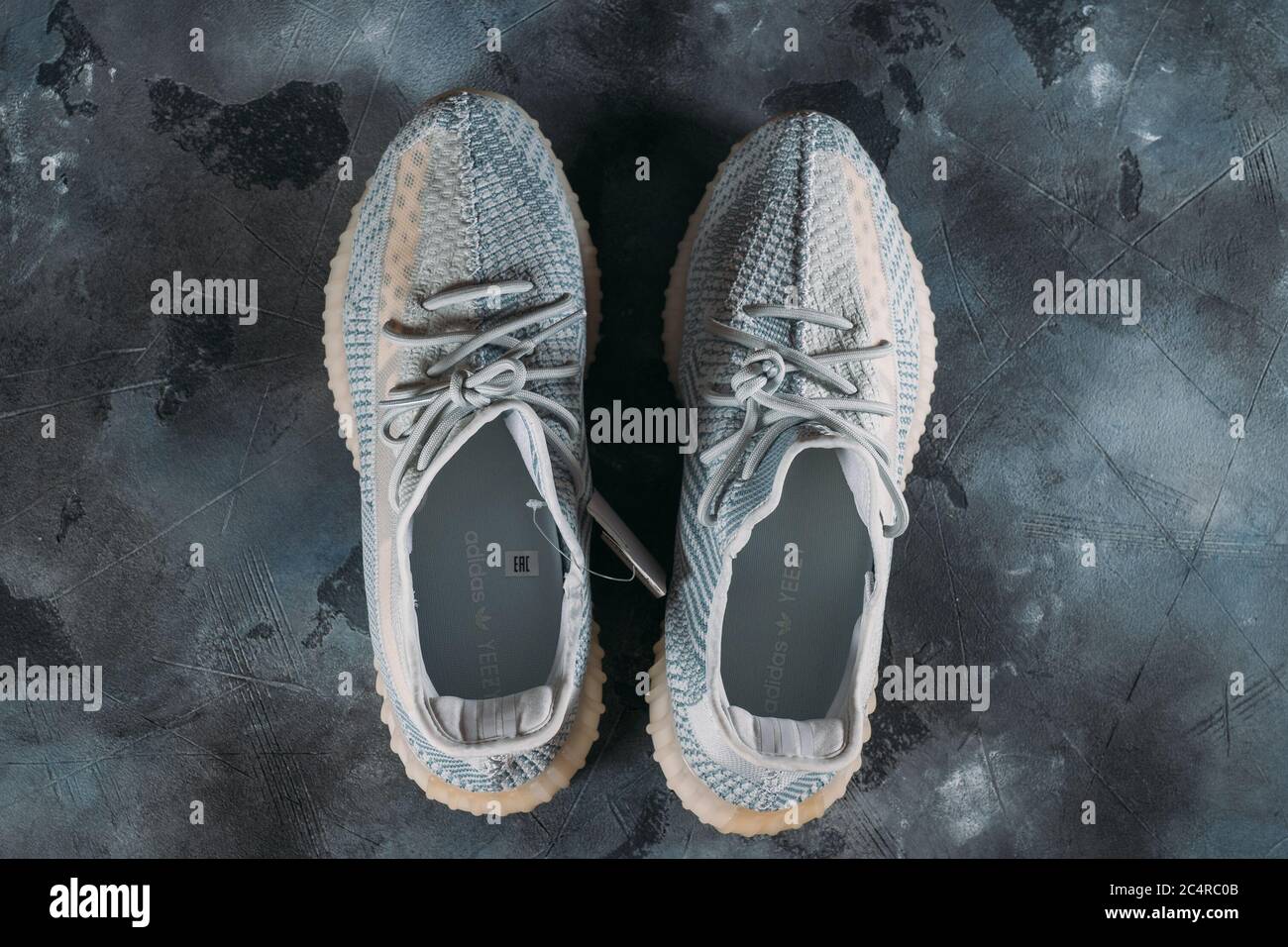 Moscú, Rusia - Junio 2020 : Adidas Yeezy Boost 350 V2 Cloud White - famosa  Colección limitada de moda Sneakers por Kanye West y Adidas Collaboration,  zapatos deportivos de moda Fotografía de stock - Alamy
