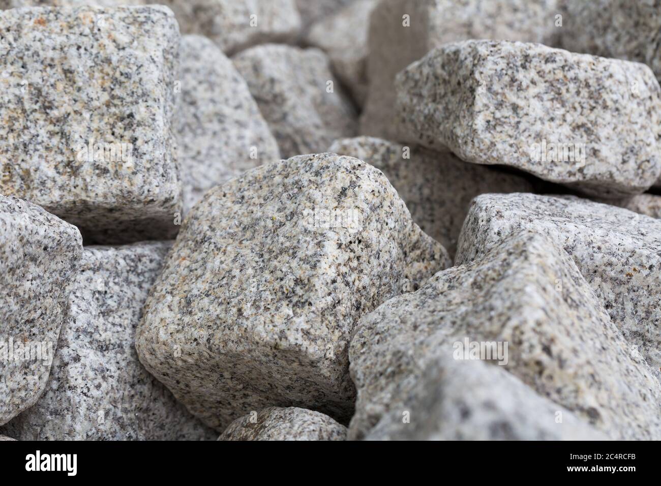 Pila de piedras de granito cuadradas. Utilizado en la industria de la construcción. Foto de stock