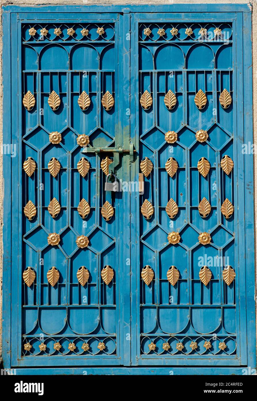 Puerta de madera ornamentada, Bait al Safah, al Hamra, Sultanato de Omán. Foto de stock