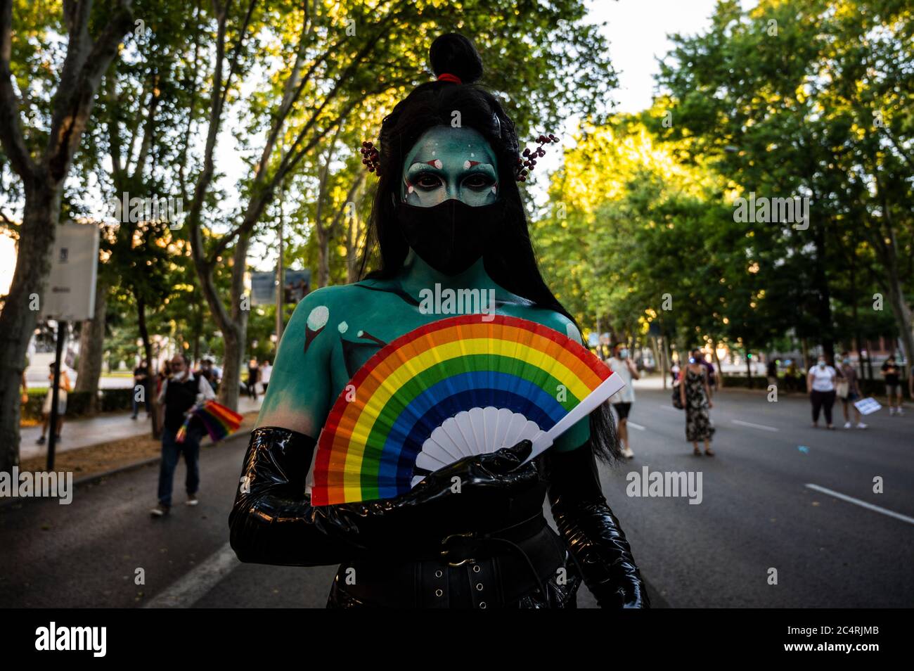 llorar lente símbolo Madrid, España. 28 de junio de 2020. Un manifestante vestido de ropa de  lujo asiste al desfile del orgullo crítico de 2020, una protesta donde la  comunidad LGBT se reúne como una