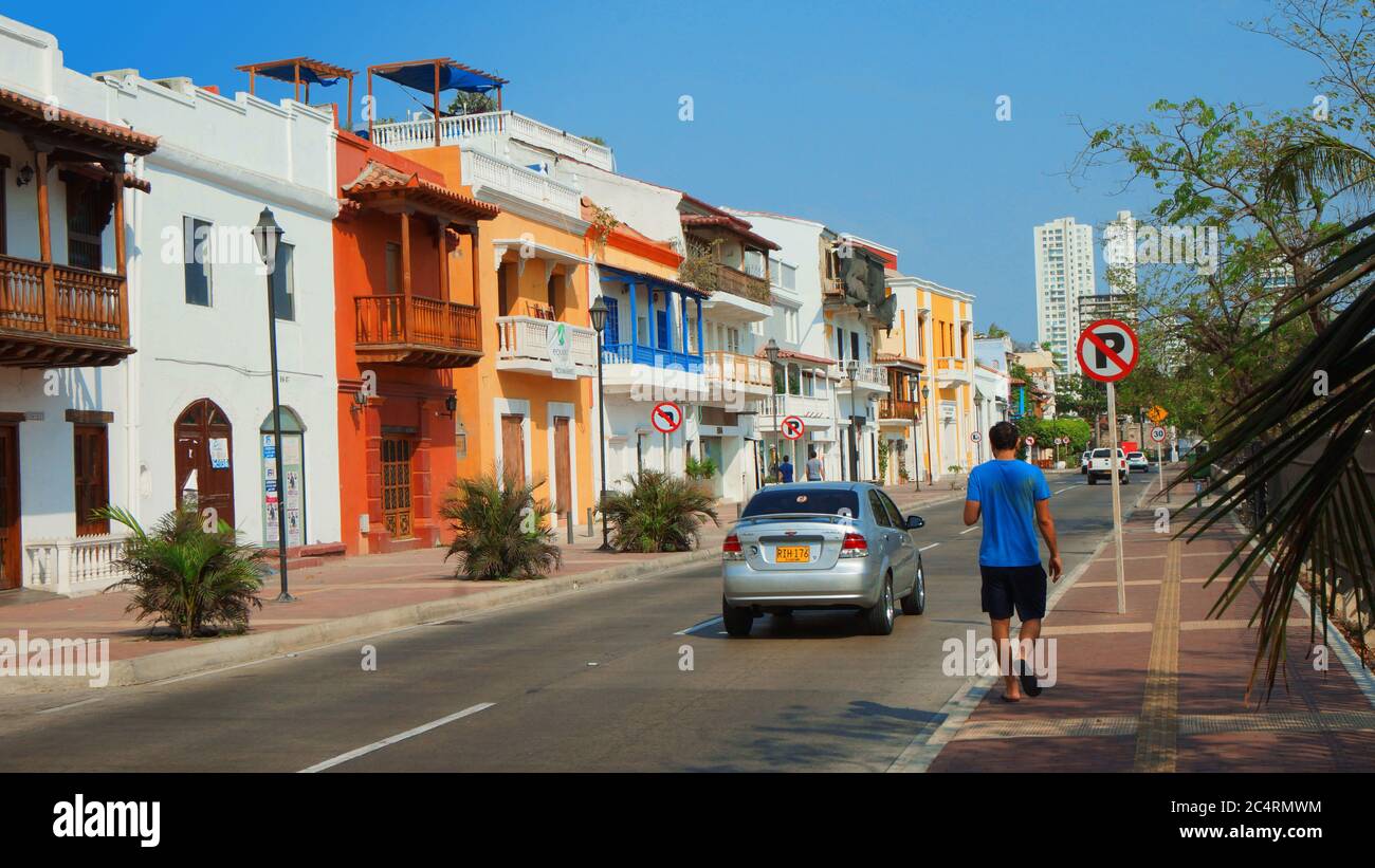 Cartagena de Indias, Bolívar / Colombia - 9 de abril de 2016: Gente caminando por el centro de la ciudad portuaria. La ciudad amurallada colonial de Cartagena y la fortaleza Foto de stock