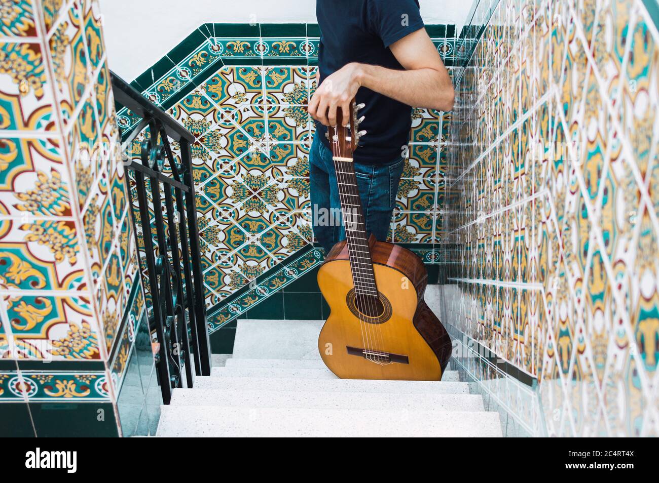 Hombre de la cosecha de pie en una escalera con una guitarra española  Fotografía de stock - Alamy