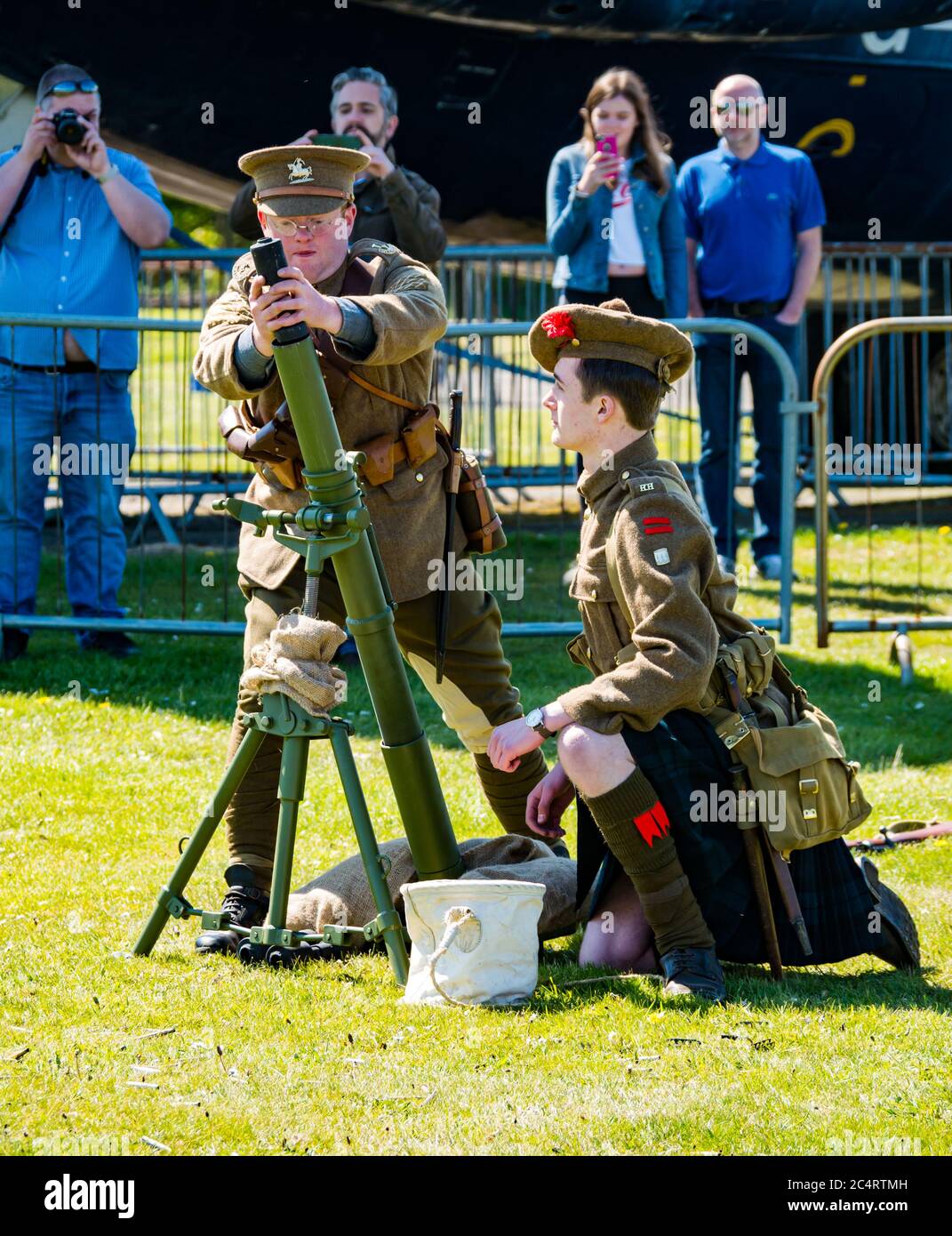 Soldados escoceses disparando mortero, demostración de eventos de experiencia en tiempos de guerra, East Fortune, East Lothian, Scotland, UK Foto de stock