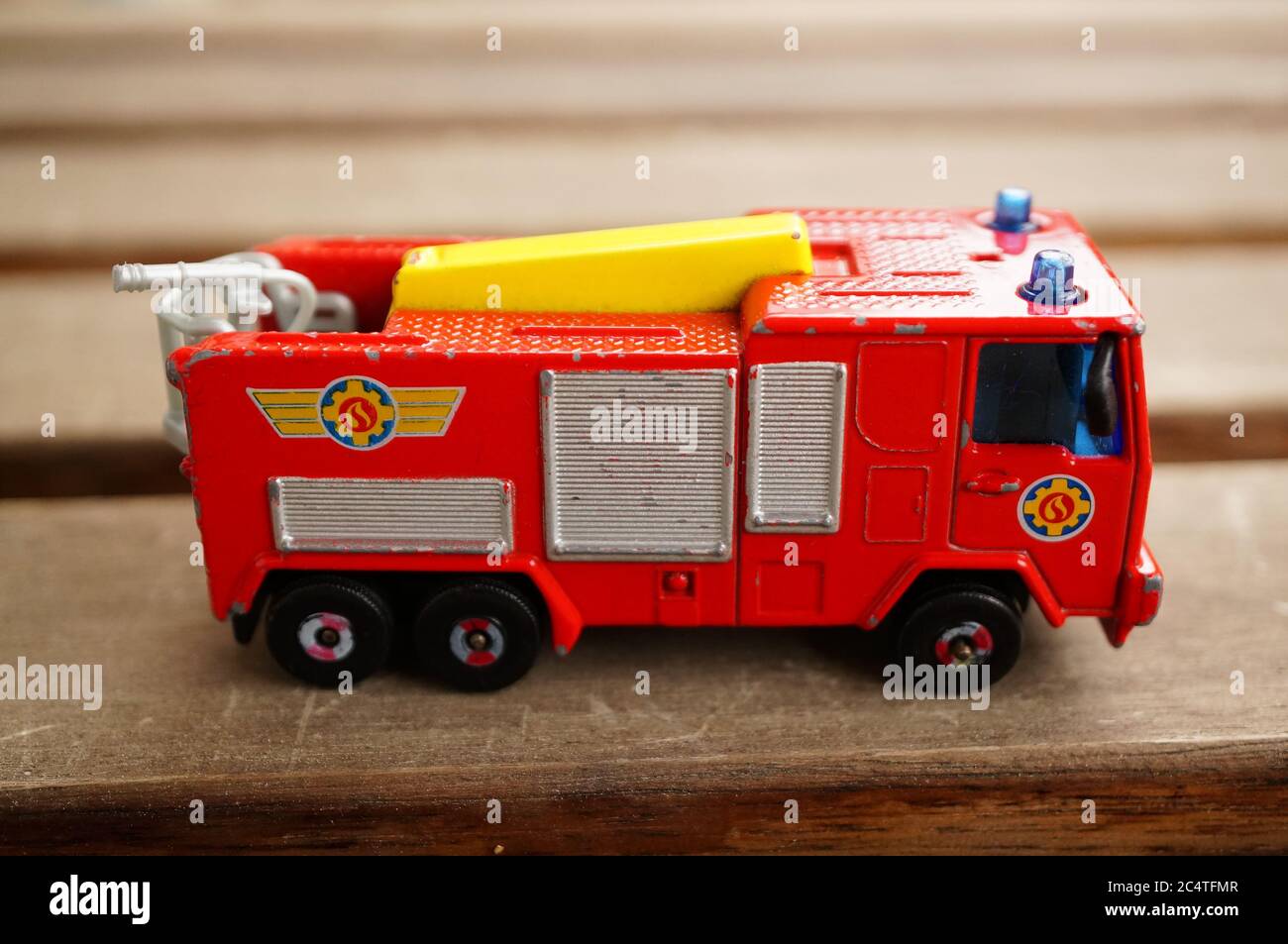 POZNAN, POLONIA - 2020: Bombero Sam juguete Júpiter camión de bomberos en una superficie de madera. Vista horizontal de gran ángulo Fotografía de stock Alamy