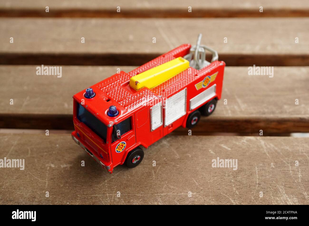 POZNAN, POLONIA - Jun 07, 2020: Bombero Sam juguete Júpiter camión de  bomberos en una superficie de madera. Vista horizontal de gran ángulo  Fotografía de stock - Alamy