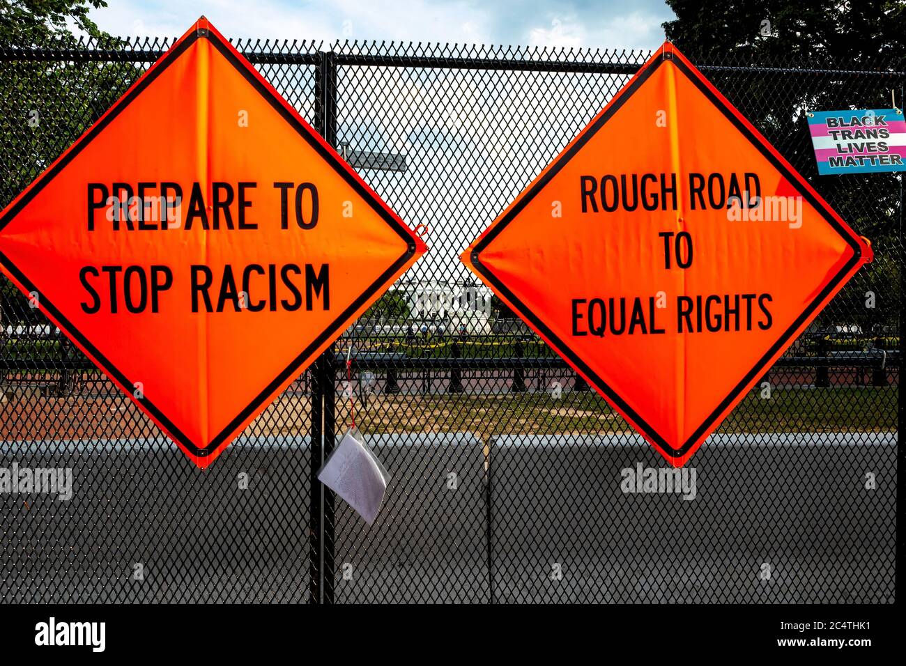 Mensajes antirracistas señales de construcción de carreteras cuelgan en la Casa Blanca / Black Lives Matter Plaza, Washington, DC, Estados Unidos Foto de stock
