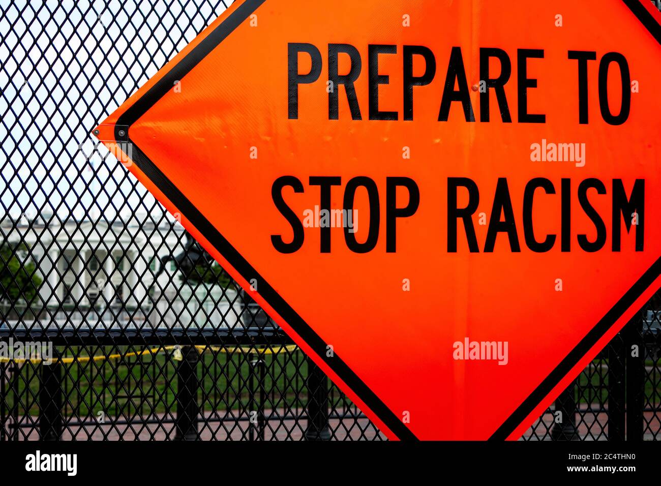 Una señal de construcción de carreteras que dice "Prepárese para detener el racismo", cuelga en la valla de Lafayette Square / Casa Blanca, Washington, DC, Estados Unidos Foto de stock