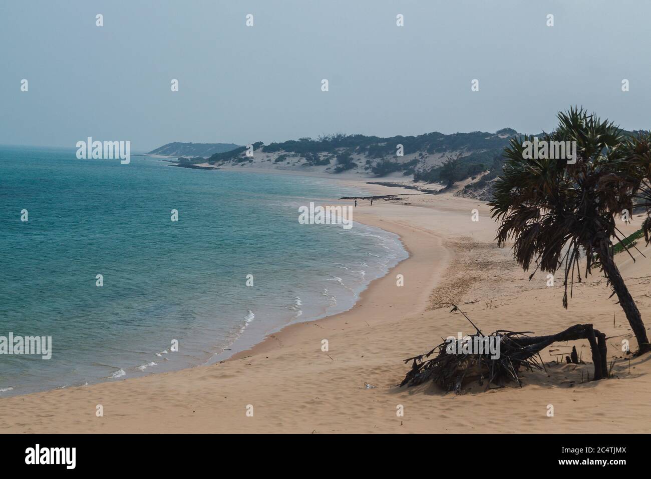 Vista del océano desde las dunas de arena de la isla de Bazaruto en Mozambique Foto de stock