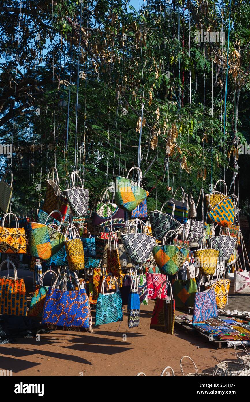 Coloridos bolsos colgados de un árbol en el mercado de pulgas FEIMA en Maputo, Mozambique Foto de stock