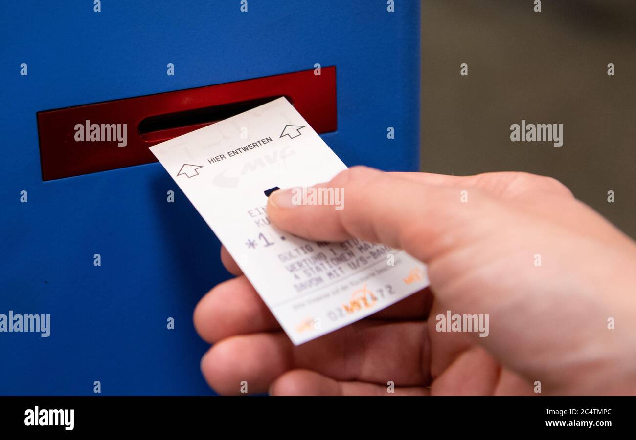 Munich, Alemania. 28 de junio de 2020. ILUSTRACIÓN - una mujer valida un billete MVG en una estación de metro. El 29.06.2020 se iniciará un juicio contra un hombre de 52 años en el Tribunal Regional de Munich I. Como jefe de una banda de estafadores, se dice que ha falsificado billetes por un valor de varios millones. Crédito: Sven Hoppe/dpa/Alamy Live News Foto de stock