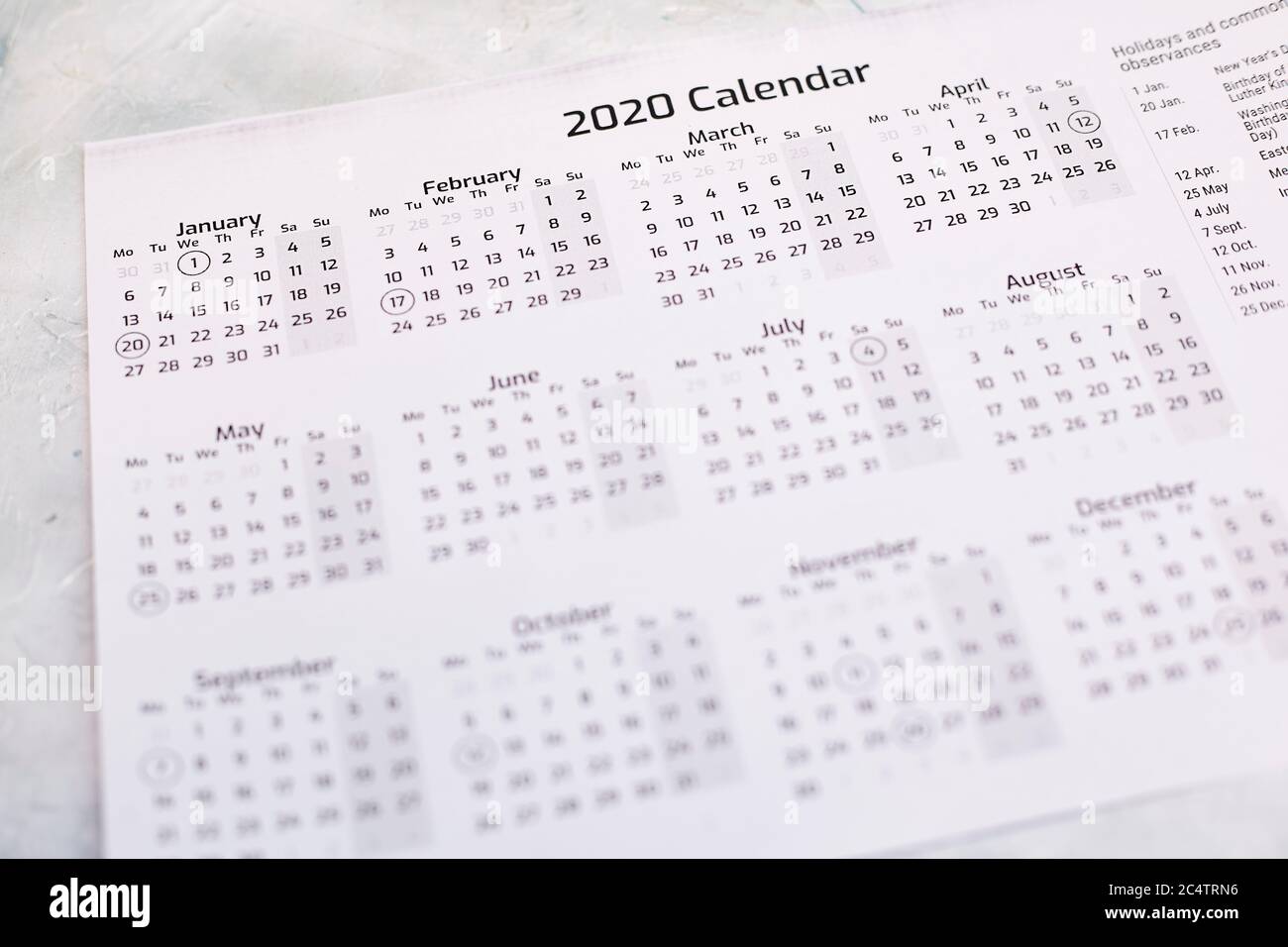 Calendario anual 2020 en la página blanca. calendario de 2020 años  Fotografía de stock - Alamy