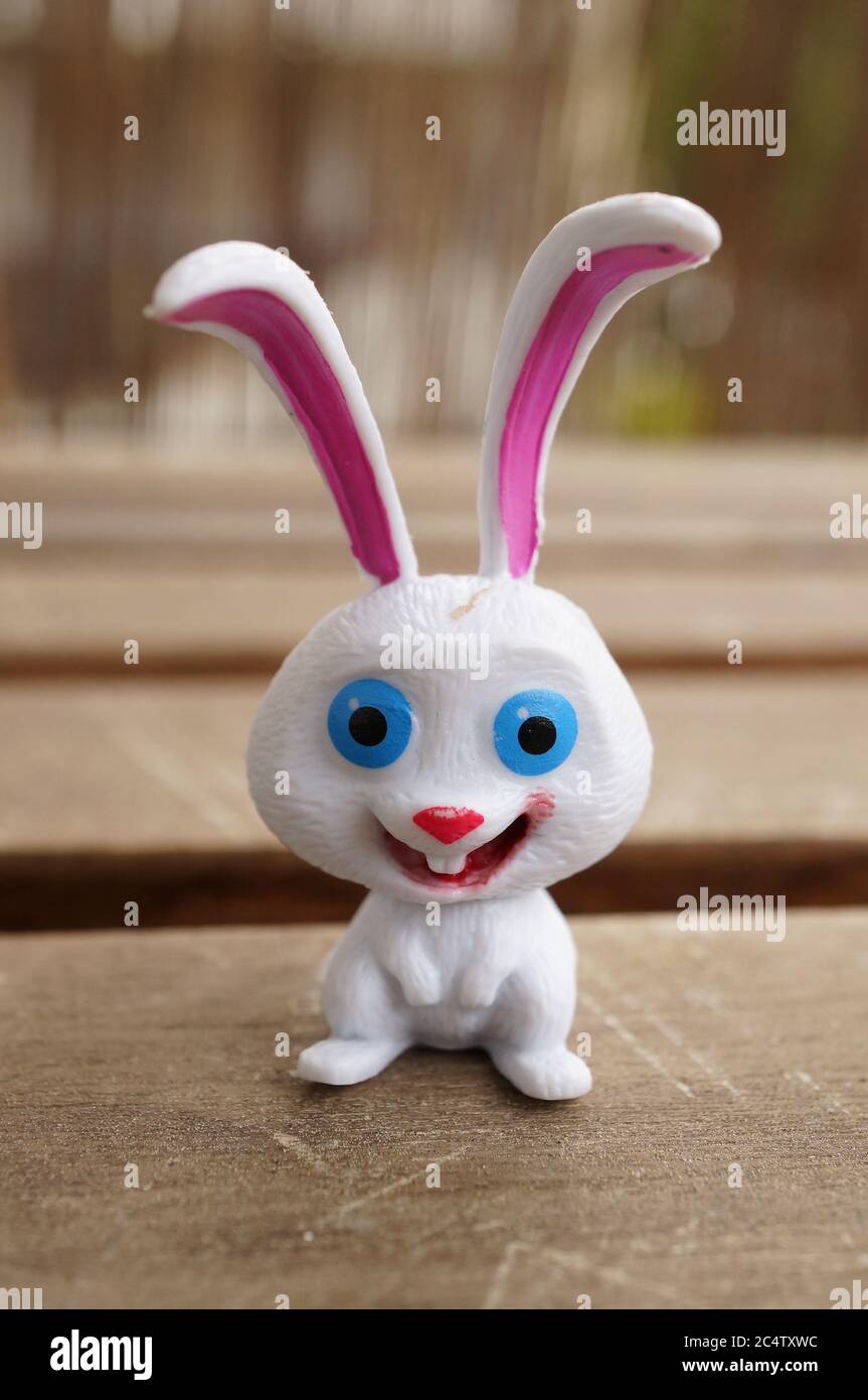 POZNAN, POLONIA - Jun 07, 2020: Bola de nieve blanca conejo figura de la  película la vida Secreta de mascotas de pie sobre una superficie de madera  Fotografía de stock - Alamy