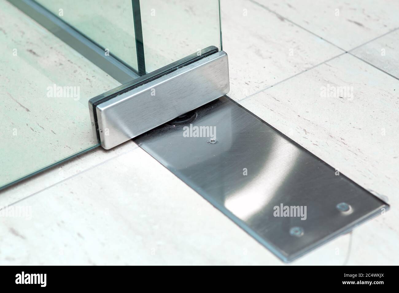 Accesorios de puerta de vidrio, mecanismo giratorio que sujeta la puerta y  permite que la puerta gire, cierre de bucle metálico Fotografía de stock -  Alamy