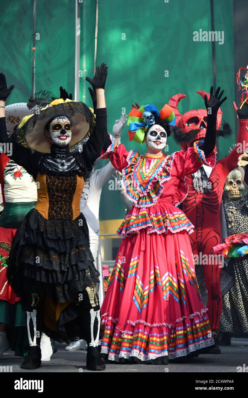 Moscú, Rusia - 29 de junio de 2018: Participantes en ropa tradicional  durante el carnaval mexicano Dia de los muertos. Azúcar cráneo maquillaje.  Día de los muertos Fotografía de stock - Alamy