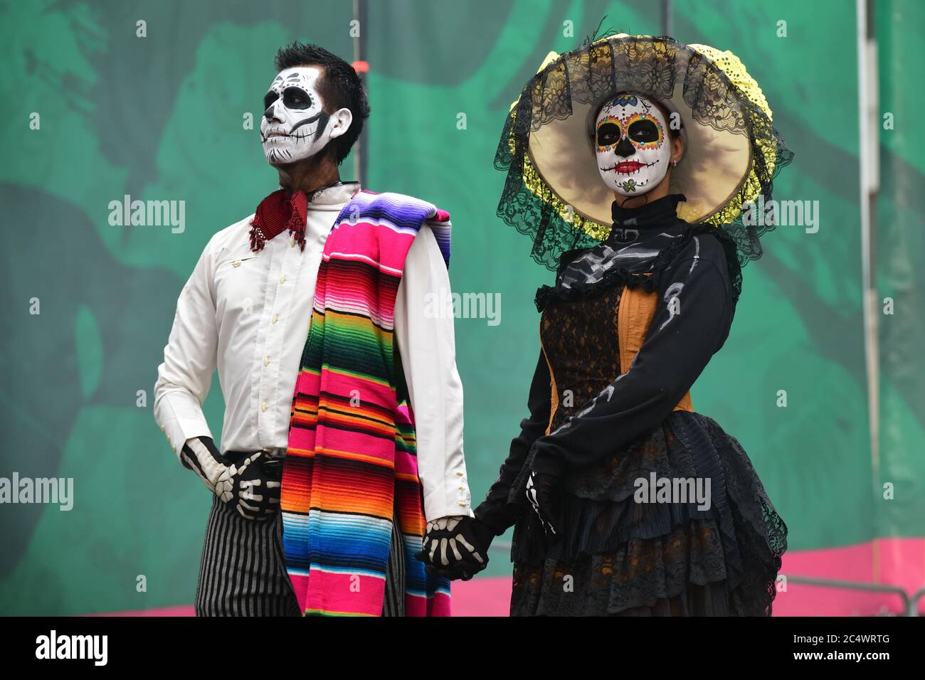Moscú, Rusia - 29 de junio de 2018: Participantes en ropa tradicional  durante el carnaval mexicano Dia de los muertos. Azúcar cráneo maquillaje.  Día de los muertos Fotografía de stock - Alamy