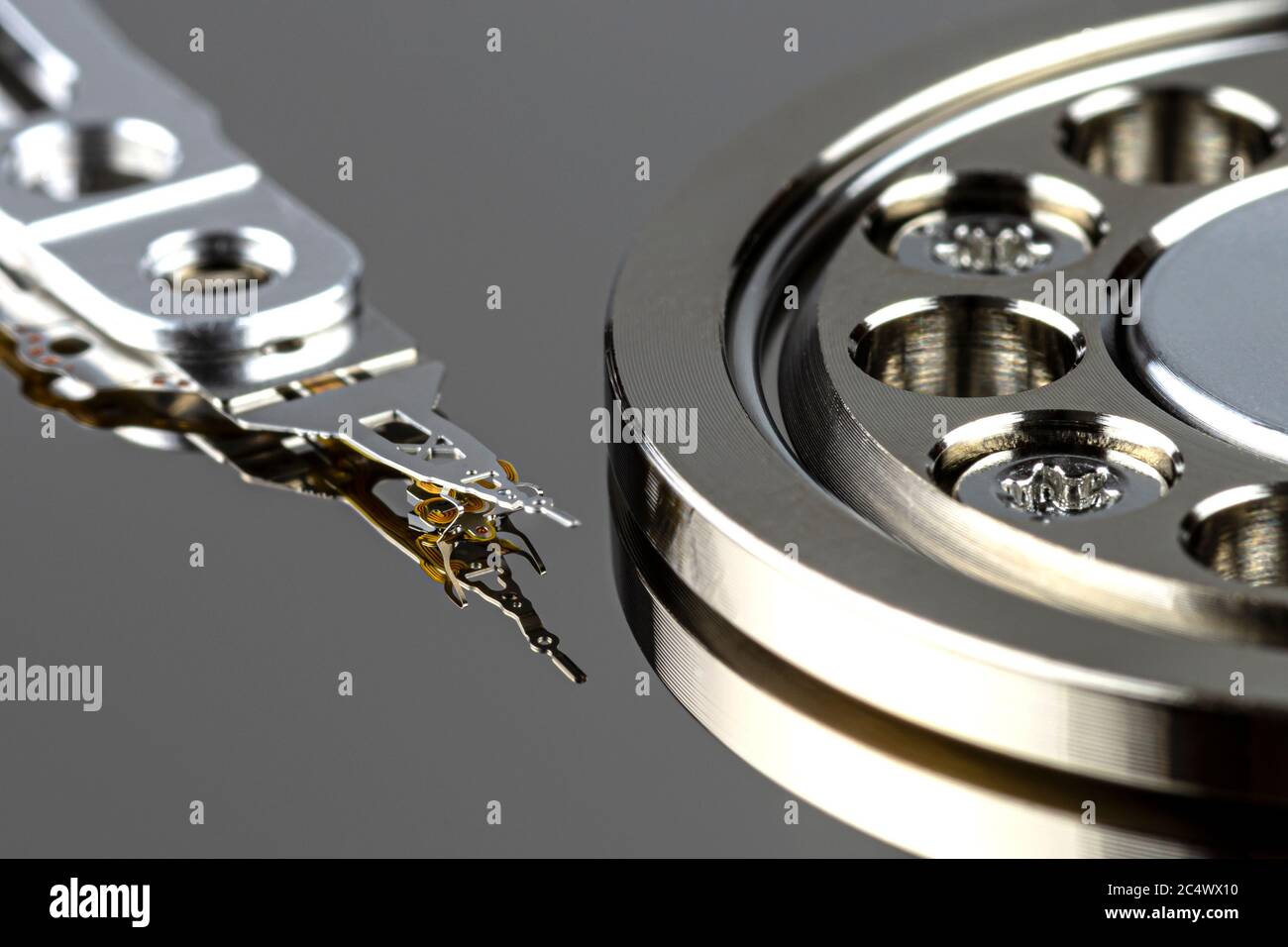 Macro de una aguja magnética en una bandeja de disco duro, disco duro  abierto, superficie perfectamente limpia Fotografía de stock - Alamy