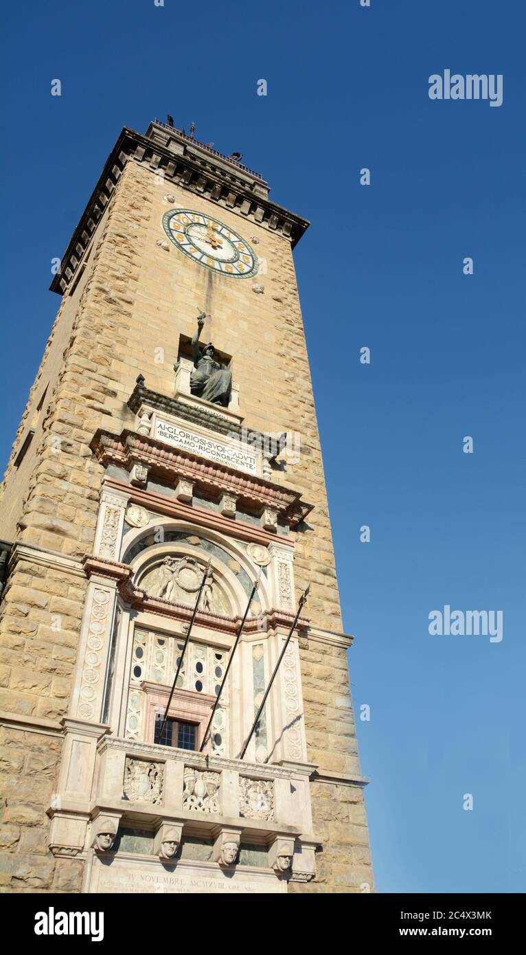 La torre de los caídos de Bérgamo se encuentra en la parte baja de la ciudad en la Piazza Vittorio Veneto, al principio de la Sentierone. Foto de stock