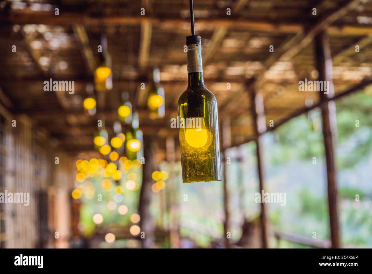 Hermosa lámpara retro decoración hecha de botellas de vino vacías.  Tonificada Fotografía de stock - Alamy
