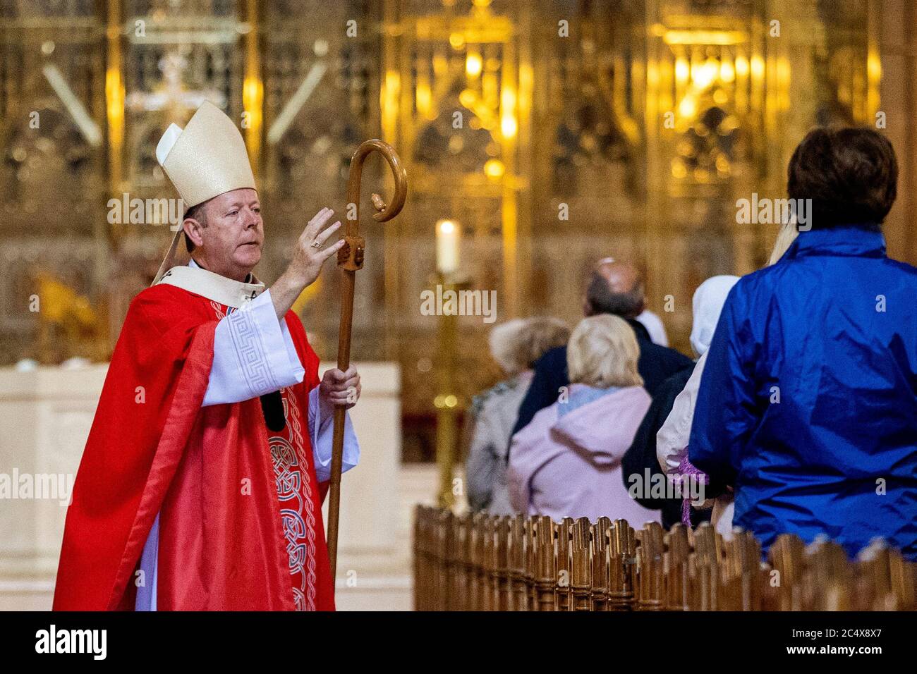 Eamon Martin, Arzobispo de Armagh y Primado de toda Irlanda, bendice a los feligreses al final de la misa en la Catedral Católica de San Patricio en Armagh durante la Fiesta de los Santos Pedro y Pablo, ya que las medidas de cierre están facilitando la reapertura de los lugares de culto. Foto de stock