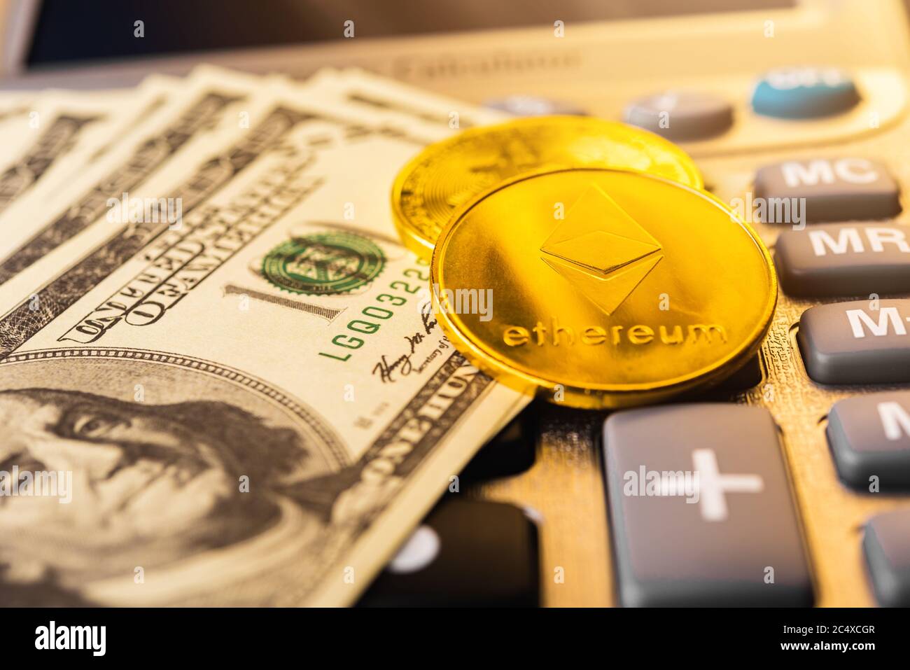 Monedas de éter de oro o Ethereum red de intercambio en calculadora y 100  dólares, blockchain y dinero criptomoneda (criptomoneda) concepto  Fotografía de stock - Alamy