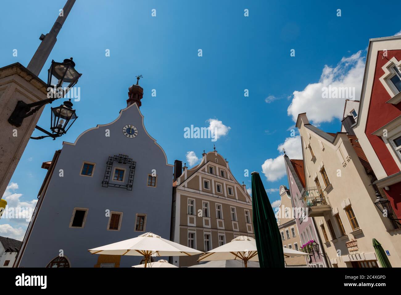 Abensberg in Niederbayern, Rathaus und Stadtplatz, blauer Himmel, 12 Uhr Mittags Foto de stock