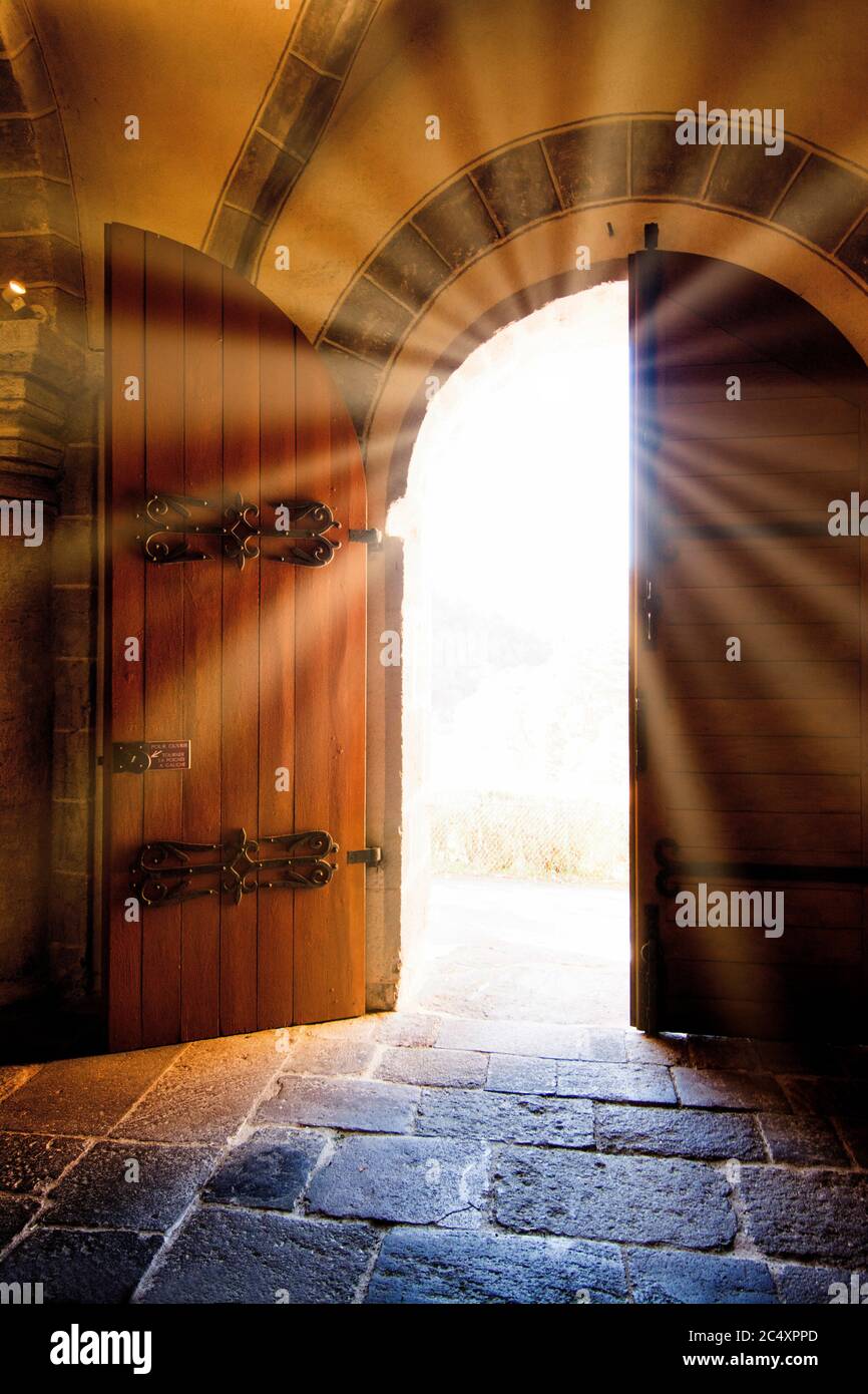 Puerta abierta en una iglesia, iglesia románica de Saint Nectaire,  Auvernia-Rhone-Alpes, Francia Fotografía de stock - Alamy