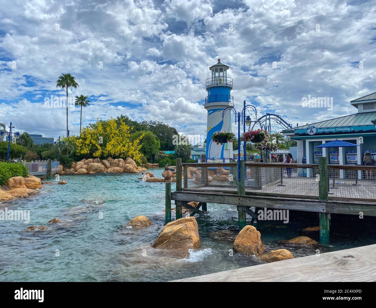 Orlando, FL/Estados Unidos - 6/19/20: Entrada al Mundo Marino en un día soleado. Foto de stock