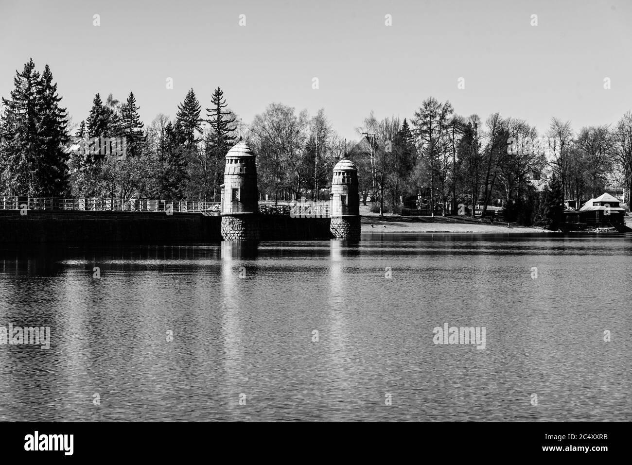 Embalse Mseno con presa de piedra antigua en el día soleado. Jablonec nad Nisou, República Checa. Imagen en blanco y negro. Foto de stock