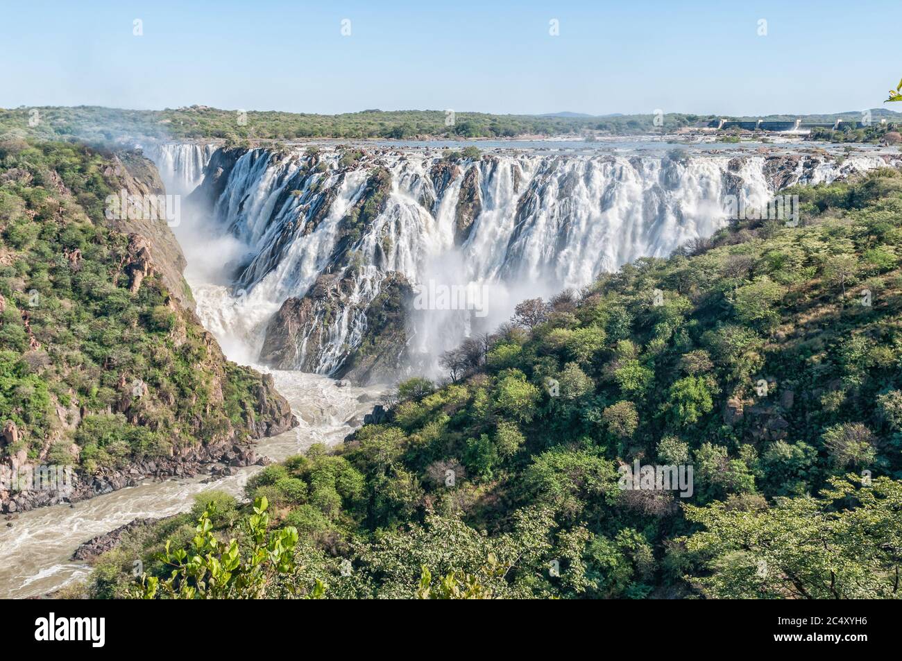 La cascada de Ruacana en el río Kunene. Angola es visible detrás de las cataratas Foto de stock