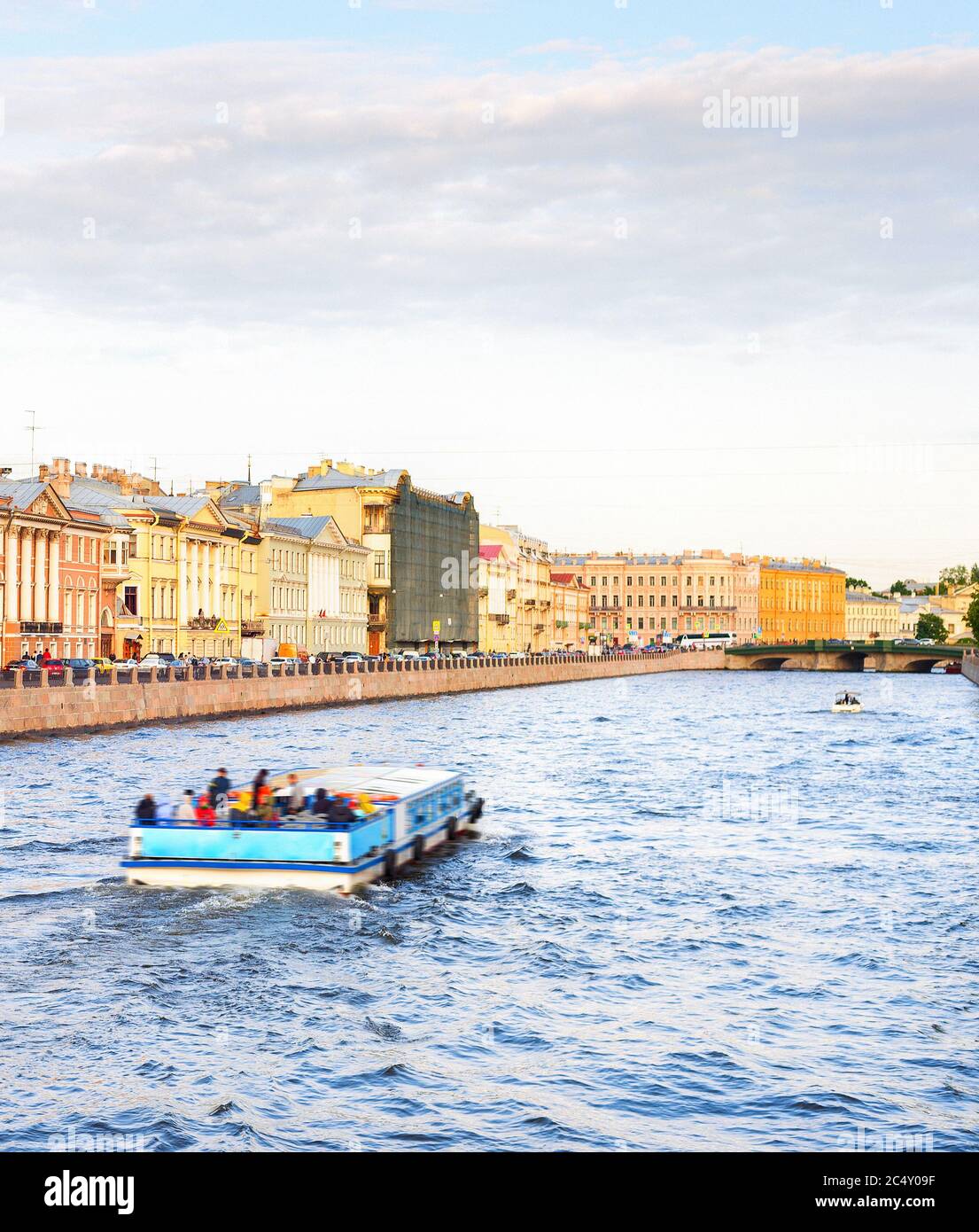 El centro de San Petersburgo, paisaje urbano, turistas de paseo en crucero por el canal, Rusia Foto de stock