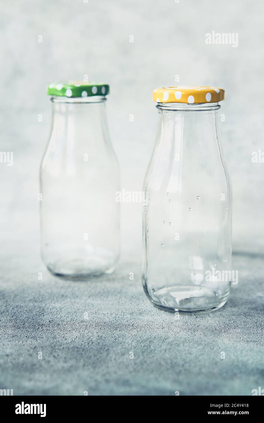 Dos Botellas De Vidrio Para Agua Sobre Fondo Gris Imagen de archivo -  Imagen de corcho, cristal: 228971655
