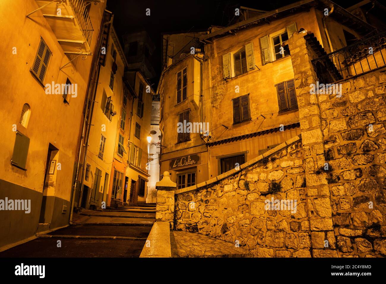 Noche en el casco antiguo - Vieille Ville en la ciudad de Niza en Francia Foto de stock