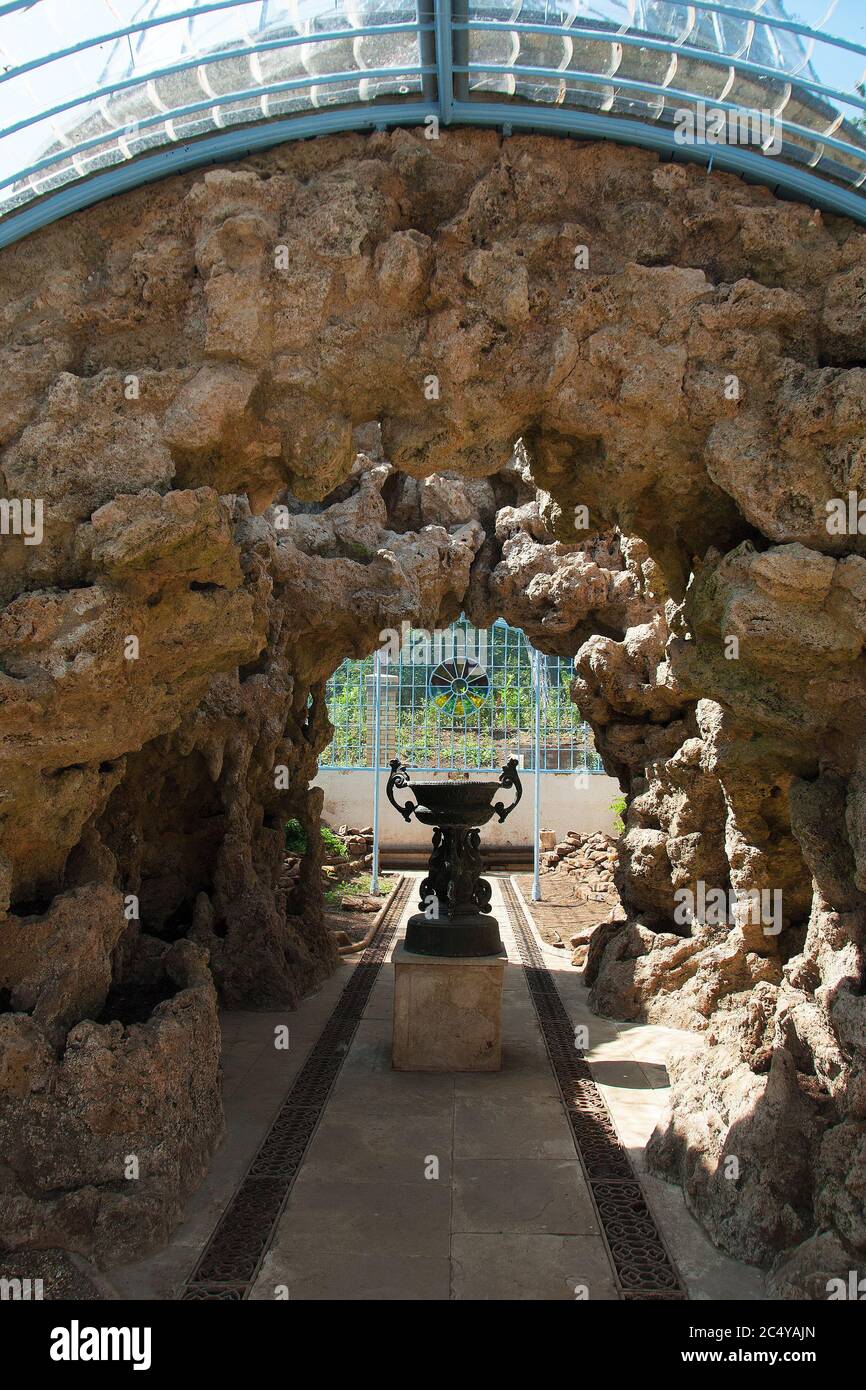 La gruta y fernería cruciforme única y recientemente restaurada en el corazón del Jardín Suizo Foto de stock