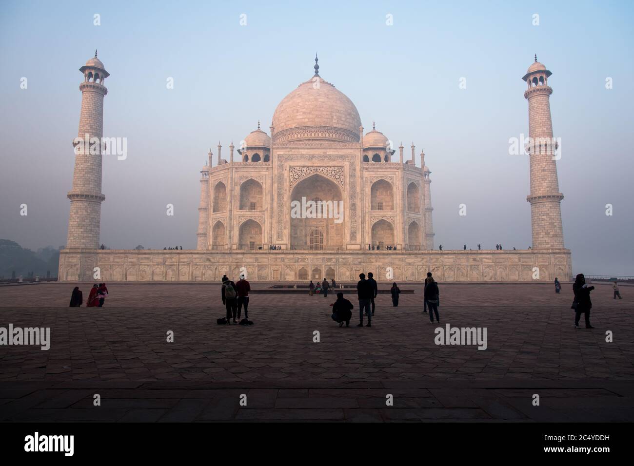 Taj Mahal. Un inmenso mausoleo de mármol blanco, construido en Agra entre 1631 y 1648 por orden del emperador mogol Shah Jahan en memoria de su favor Foto de stock