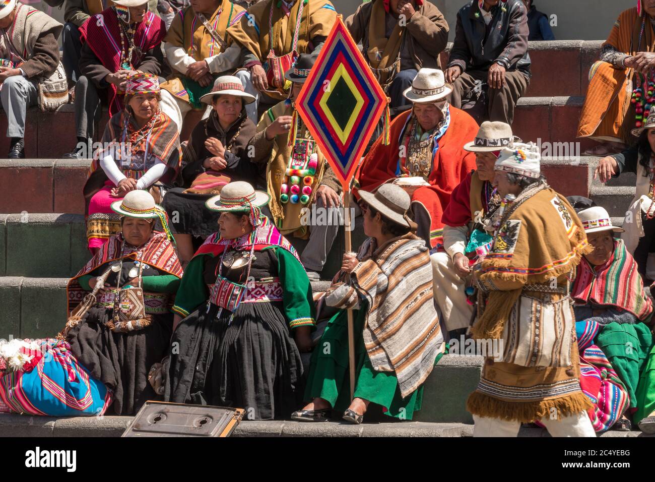 La Paz, Bolivia - 30 de septiembre de 2018: Brujo de medicina tradicional boliviano actúa en la plaza de San Francisco frente a una multitud de telas tradicionales Foto de stock