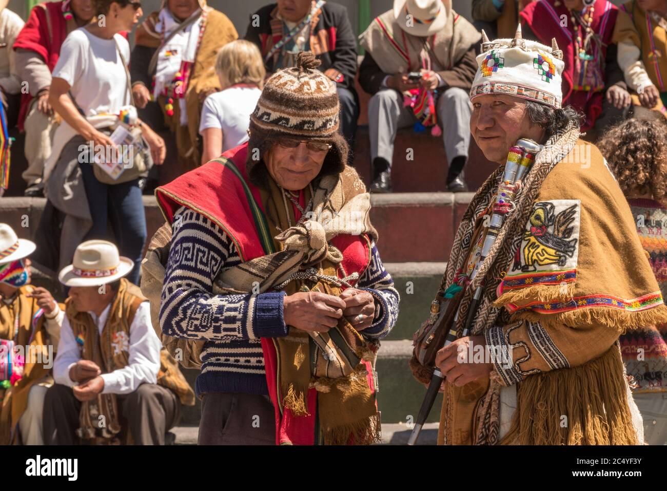 La Paz, Bolivia - 30 de septiembre de 2018: Brujo de medicina tradicional boliviano actúa en la plaza de San Francisco frente a una multitud de telas tradicionales Foto de stock